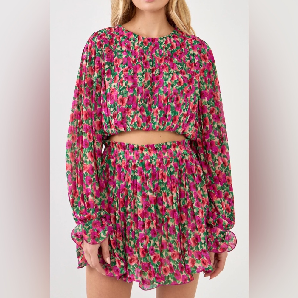 ENDLESS ROSE FLORAL PLEATED MINI SKIRT AND BUBBLE TOP SET SIZE MEDIUM